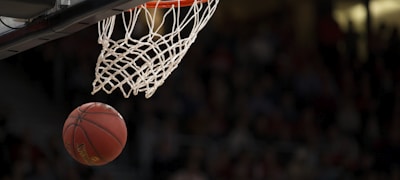 NBA篮球比赛高清直播画面，勒布朗·詹姆斯扣篮瞬间