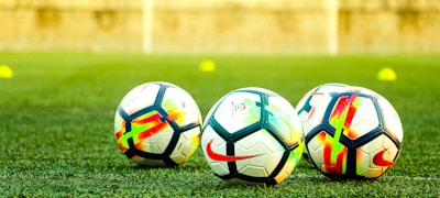 体育数据中心大屏幕，显示复杂的比赛实时统计图表