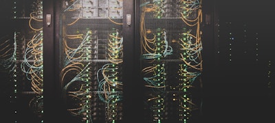 集团技术团队在数据中心工作的场景