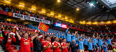 英超联赛曼彻斯特德比直播，球迷热烈欢呼的场面